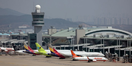 여행 비수기에 접어들면서 LCC(저비용항공사)들이 공격적인 프로모션에 나서고 있다. 사진은 인천국제공항 제1여객터미널의 항공기들. 연합뉴스